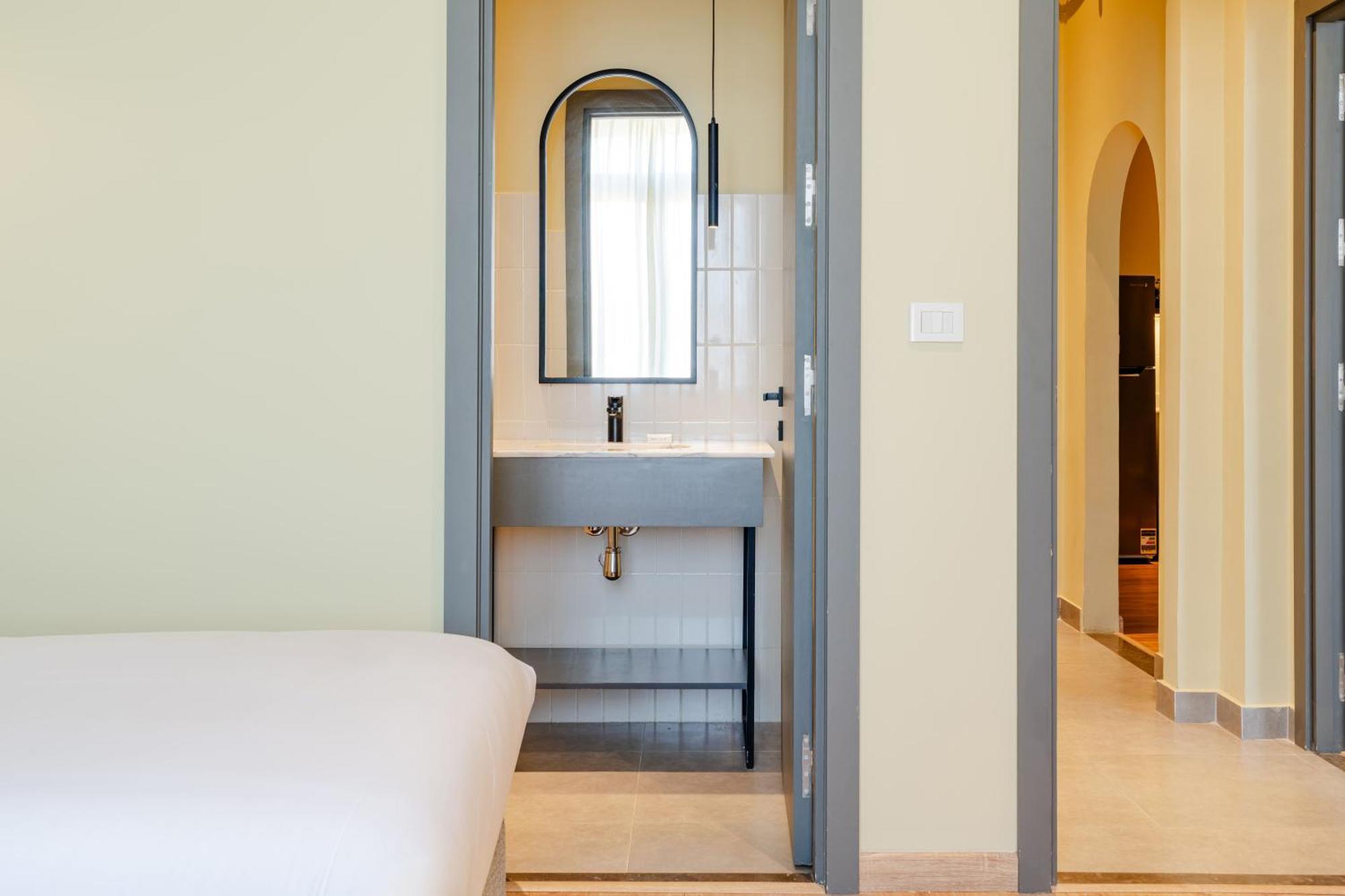 Grey L Studio Apartments Downtown Alexandria Menasce House エクステリア 写真